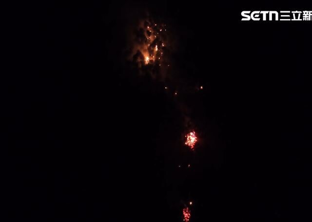 台灣新聞通訊社-九芎神木後「火線長達400米」畫面曝光　消防「上下包夾」夜戰山林大火