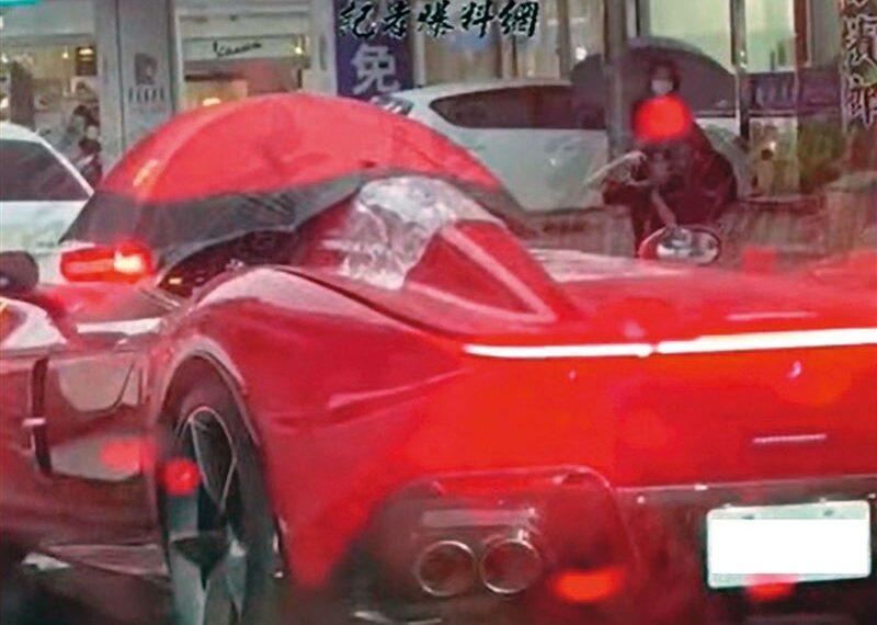 台灣新聞通訊社-詐賣超跑惡富豪／直擊撐傘開敞篷車「有錢人的浪漫」他靠1人設躋身名流