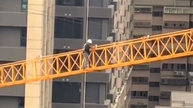 台灣新聞通訊社-腿軟畫面曝光！工人無防護離地35公尺行走吊臂　勞檢結果出爐