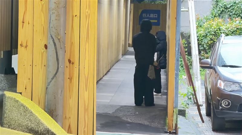 台灣新聞通訊社-酒駕撞死清潔隊員 惡駕駛同車弟現身相驗現場全身包緊緊怕曝光