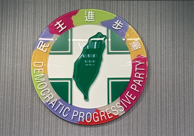 台灣新聞通訊社-藍白爭議法案闖關「總預算卻一毛未審」民進黨轟：國會史上最黑暗的一天