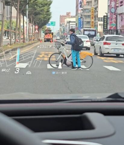 台灣新聞通訊社-國中生助身障者過馬路！全程牽車護送　網淚讚：真的是天使