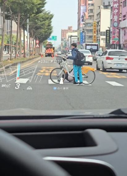 台灣新聞通訊社-國中生助身障者過馬路！全程牽車護送　網淚讚：真的是天使