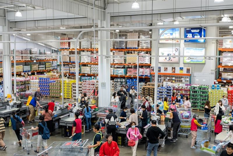 台灣新聞通訊社-抗寒神器！好市多雪靴下殺「699元」超佛價　會員狂掃雪地實測推爆