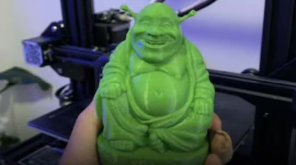 台灣新聞通訊社-虔誠膜拜4年多！家中供俸「綠色佛像」　友人一看驚：這是史瑞克