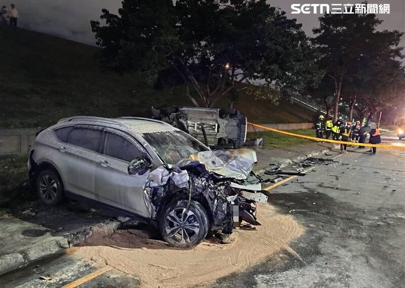 台灣新聞通訊社-車頭起火全毀!新北男毒駕猛撞路肩車 急丟喪屍煙彈仍遭逮