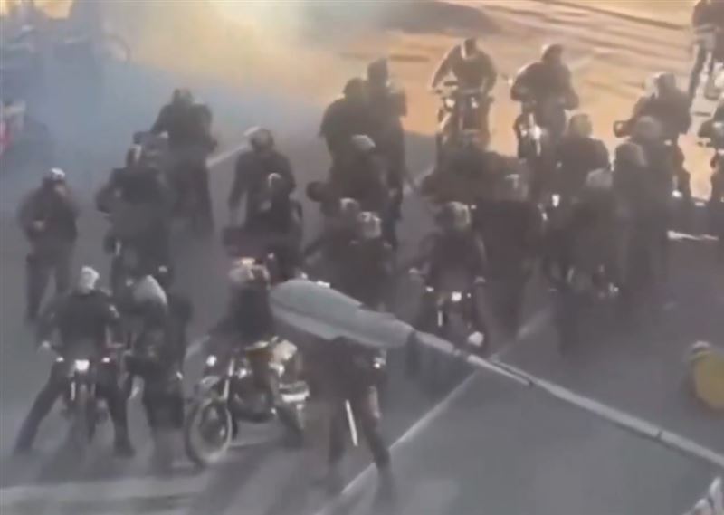 台灣新聞通訊社-伊朗示威遭鎮壓畫面曝！他獨坐路中「肉身擋車」　被封天安門坦克人翻版