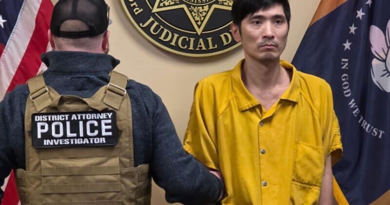 台灣新聞通訊社-10秒收魂畫面曝光!8旬翁機車煞不住撞「穿越行人」 他噴飛滾圈送醫亡