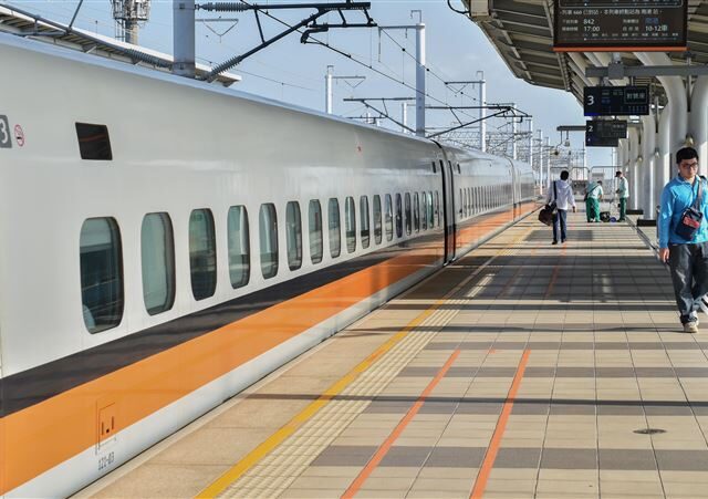 台灣新聞通訊社-搭高鐵商務艙後座媽媽「縱容小孩」猛踢椅背！惱羞嗆7字…他卻倒大楣