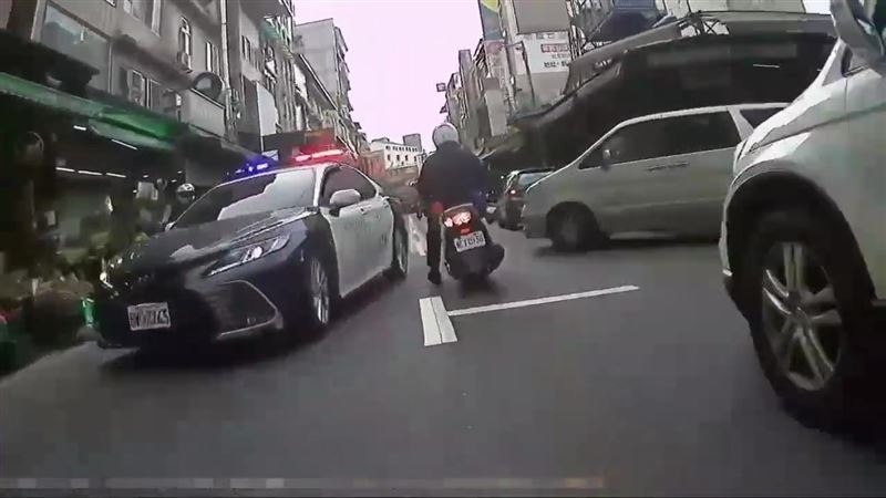 台灣新聞通訊社-通緝犯三峽街頭瘋狂逃竄！14張罰單噴飛4萬　警搜出海洛因針筒