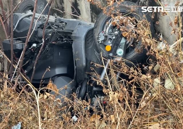 台灣新聞通訊社-苗栗台13線驚悚雙屍案！男大生掛鐵網慘死　領路同學接警電話才知情