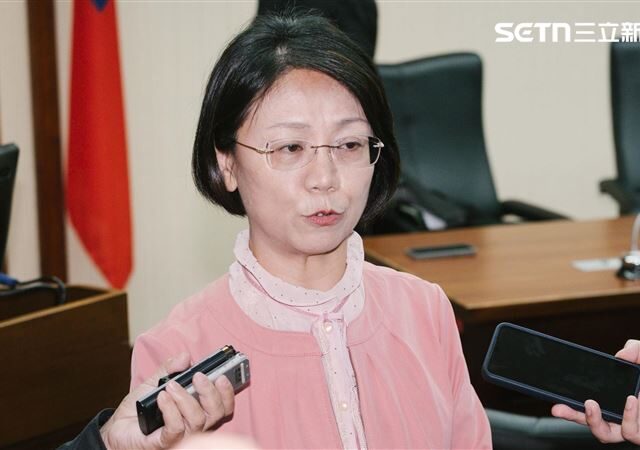 台灣新聞通訊社-藍白硬闖反年改！退休公教錢沒變多　他吐槽翁曉玲修法又出包：忘填一事