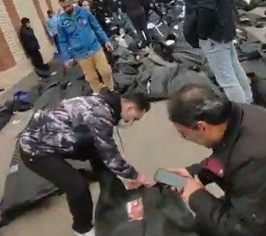 台灣新聞通訊社-伊朗血腥鎮壓心碎一幕！醫院外「屍橫遍野」家屬翻屍袋認親…初估6000死