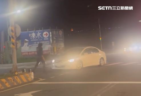 台灣新聞通訊社-「猛男界RAIN」出事了！街頭揮刀攔車打傷5警　企圖掙脫戒具自殘送醫