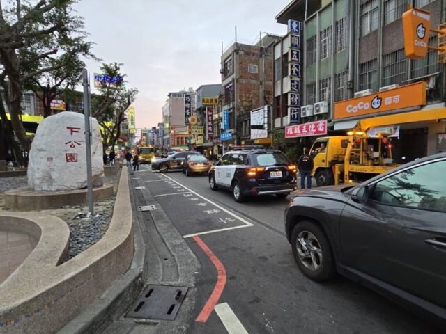 台灣新聞通訊社-快訊／頭份驚傳槍擊！槍手尾隨攔休旅車連開2槍棄車逃　1人中彈送醫