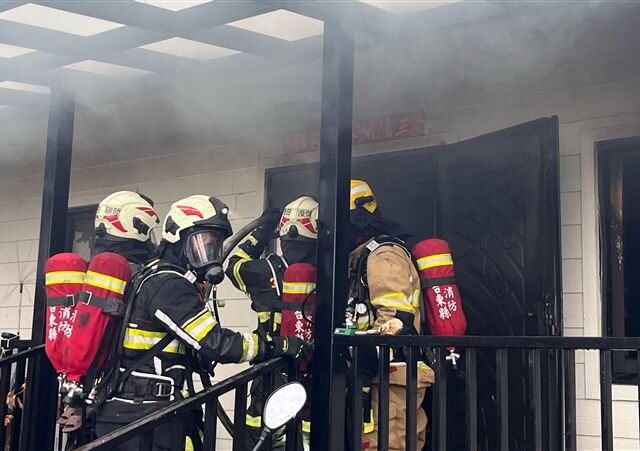 台灣新聞通訊社-台東民宅發生火警！濃煙狂竄現場畫面曝　消防員急佈水線灌救