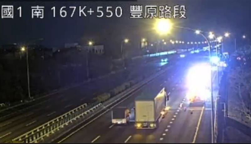 台灣新聞通訊社-國道1號豐原段死亡車禍！貨車撞橋墩翻落邊坡起火「車內2人慘成焦屍」