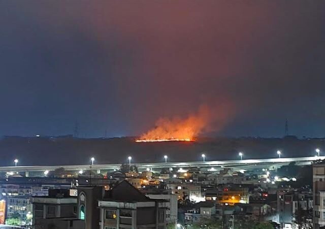 台灣新聞通訊社-台中沙鹿驚傳火燒山！燃燒面積綿延1000平方米　消防狂射水灌救