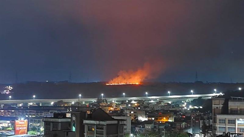 台灣新聞通訊社-台中沙鹿驚傳火燒山！燃燒面積綿延1000平方米　消防狂射水灌救