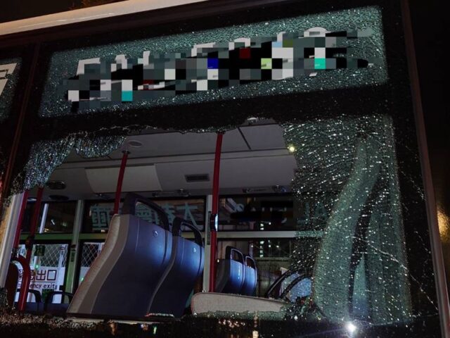 台灣新聞通訊社-兩車玻璃全碎！閃避路旁違停車輛　北市公車擦撞國道遊覽車