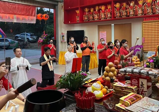 台灣新聞通訊社-高雄玄鷲山高邑雲天宮2/2抽國運籤　副爐主揹轎謝恩行腳護持建廟大業