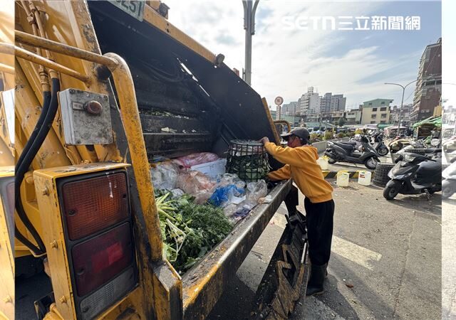台灣新聞通訊社-獨家揭密！台中市場「生廚餘」竟混垃圾燒，綠能發電空轉焚化爐瀕臨崩潰