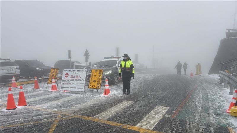 台灣新聞通訊社-合歡山女警風雪中執勤！「冷到站內八」　大長腿真面目曝光了