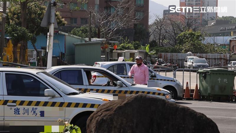 台灣新聞通訊社-79歲嬤汽車駕照「路考4次都沒過」氣炸！想行賄考驗員⋯慘被送辦