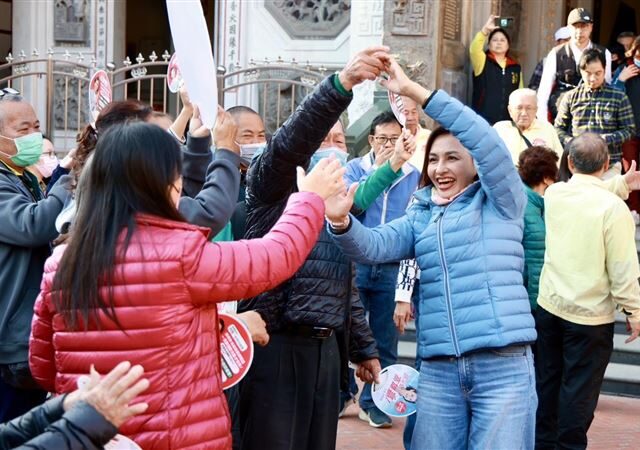 台灣新聞通訊社-合體黃捷、蔡其昌！邱議瑩超級週末衝刺市區　獲年輕世代力挺氣氛熱絡