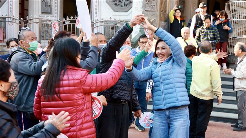 台灣新聞通訊社-合體黃捷、蔡其昌!邱議瑩超級週末衝刺市區 獲年輕世代力挺氣氛熱絡