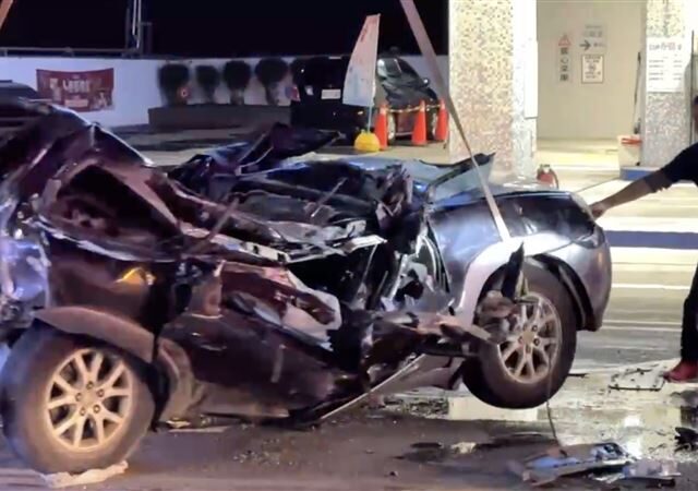 台灣新聞通訊社-快訊／轉彎進加油站！休旅車遭大貨車攔腰撞「對折」　71歲翁受困慘死