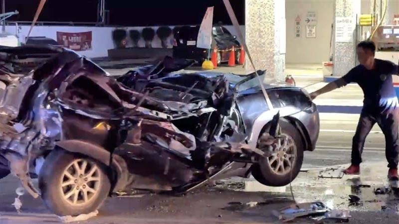 台灣新聞通訊社-快訊/轉彎進加油站!休旅車遭大貨車攔腰撞「對折」 71歲翁受困慘死