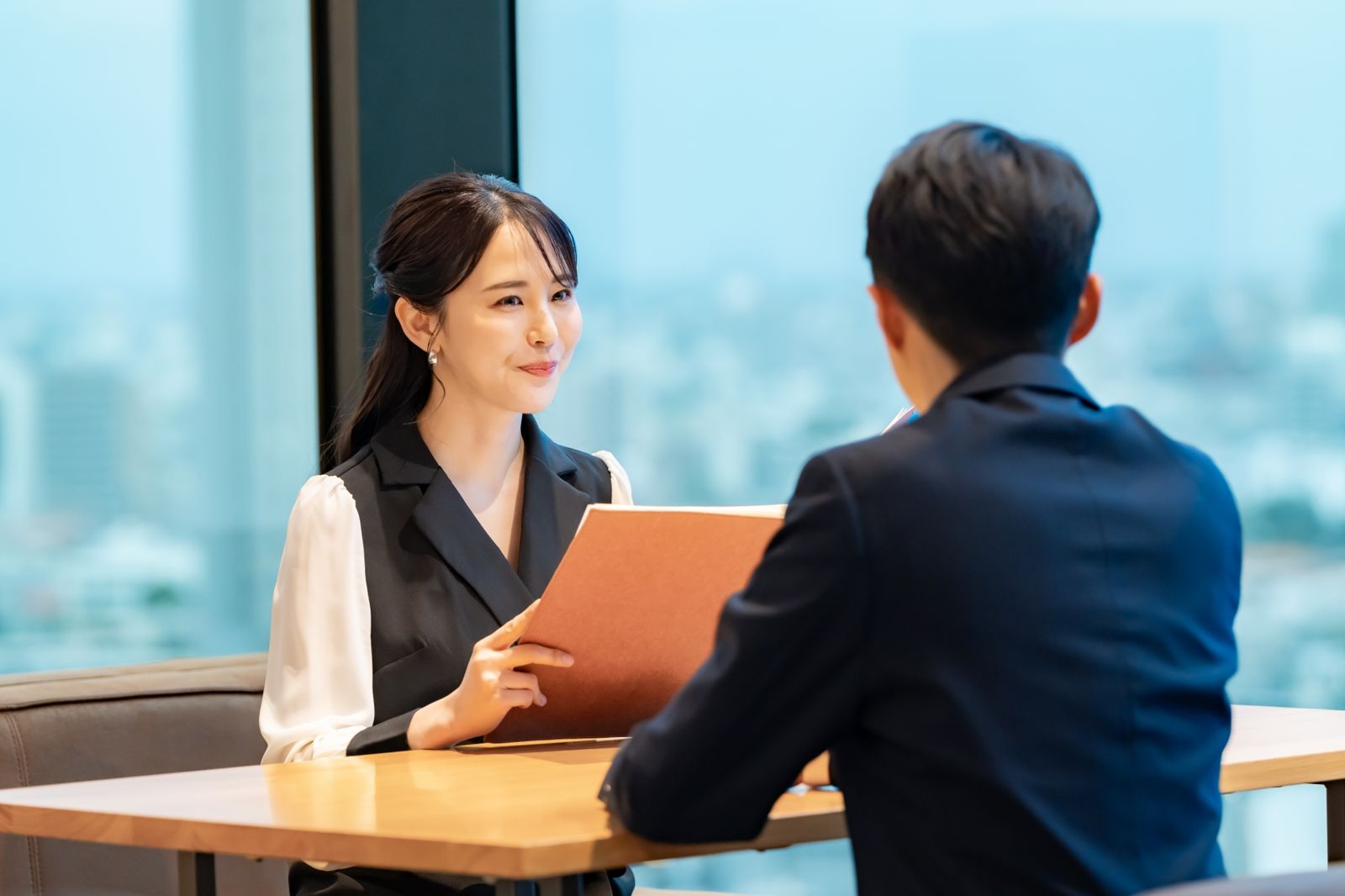 台灣新聞通訊社-富二代低調有禮她超心動　開口2句話秒幻滅！網揭傳產家庭黑暗面