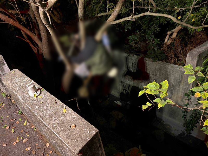 台灣新聞通訊社-快訊／彰化詭異事故！婦人噴飛墜圳溝「倒頭栽」卡樹上　失去心跳了