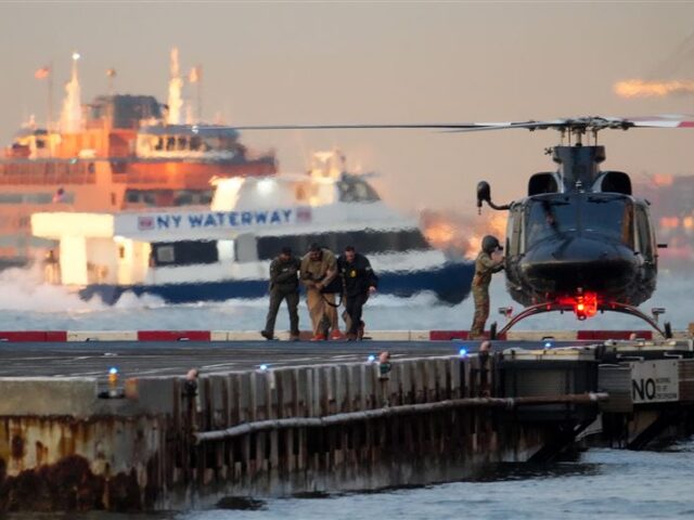 台灣新聞通訊社-全程武裝戒護！馬杜洛乘直升機赴紐約法院　狼狽上銬畫面曝光