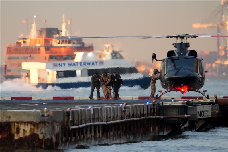 台灣新聞通訊社-全程武裝戒護！馬杜洛乘直升機赴紐約法院　狼狽上銬畫面曝光