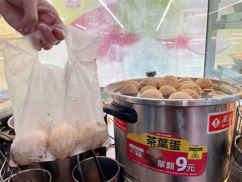 台灣新聞通訊社-萊爾富「18款隱藏神物」員工私下也買！　1熱食上架就掃光