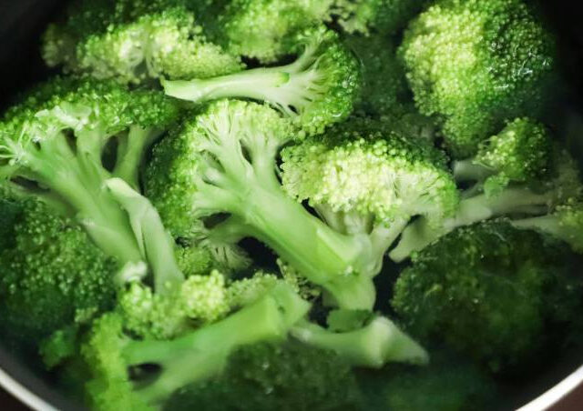 台灣新聞通訊社-「貴族蔬菜」價格崩盤！產地50元買4顆　菜販喊：現在吃就賺到