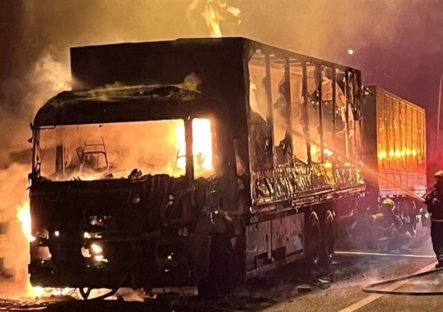 台灣新聞通訊社-國道火燒車！聯結車「引擎有異音」陷火海　貨物全燒毀損失慘重