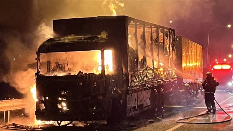 台灣新聞通訊社-國道火燒車！聯結車「引擎有異音」陷火海　貨物全燒毀損失慘重