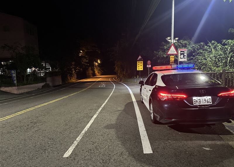 台灣新聞通訊社-未掛車牌深夜上路！白目機車猴2度「翹孤輪」想耍帥…卻付出慘痛代價