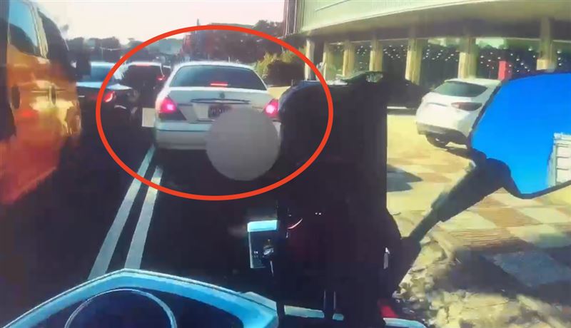 台灣新聞通訊社-驚險畫面曝!桃警抓逃逸移工…車沒煞車「自己向前嚕」熱心騎士跳車救援