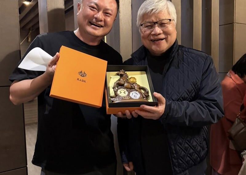 台灣新聞通訊社-台積電被加碼美國設5廠!魏哲家在台中餐廳被捕獲「我常來」 老闆嗨了