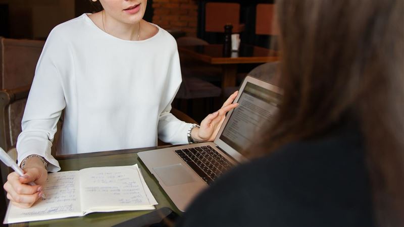 台灣新聞通訊社-談完公事走太近…遭老公警告！他不當一回事「強摟人妻」險被抓去關