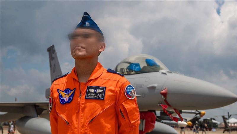 台灣新聞通訊社-F-16夜訓失聯！顧立雄坐鎮空軍司令部救援　飛官辛柏毅總飛行破600小時