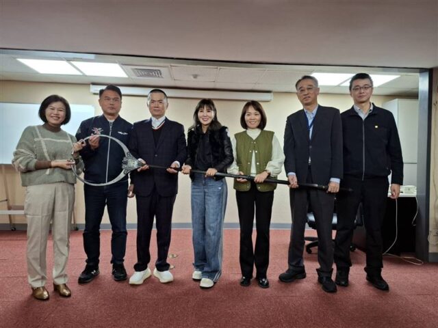 台灣新聞通訊社-維安升級！北捷加碼50支「新型防暴鋼叉」進駐　廠商趕製中