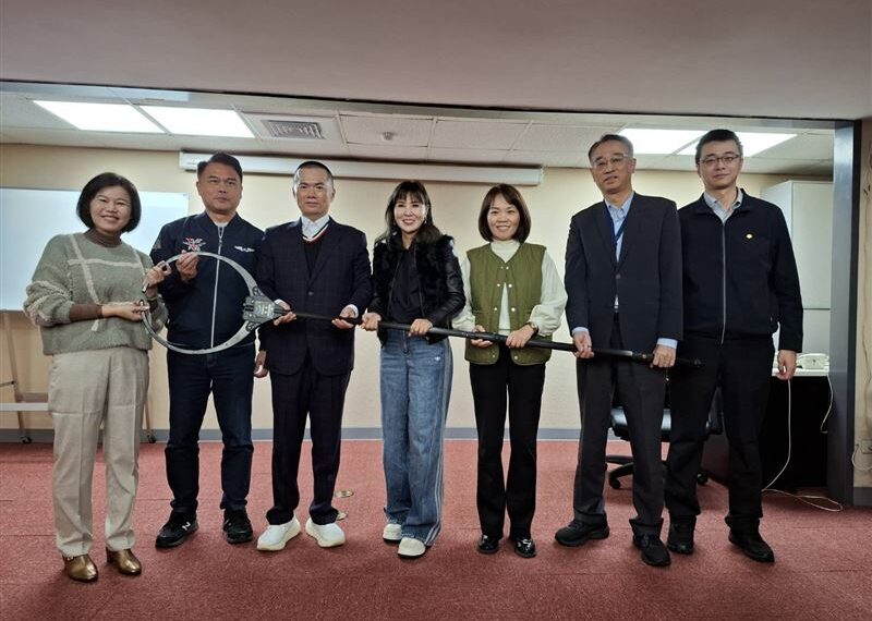 台灣新聞通訊社-維安升級！北捷加碼50支「新型防暴鋼叉」進駐　廠商趕製中