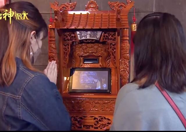 台灣新聞通訊社-拜拜零距離！桃園景福宮籤詩竟有五種語言　外國人也秒懂