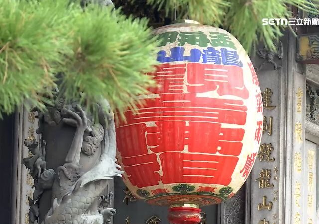 台灣新聞通訊社-1:1還原！龍山寺「燈籠磁鐵」上架被秒殺　廟方：會再上架