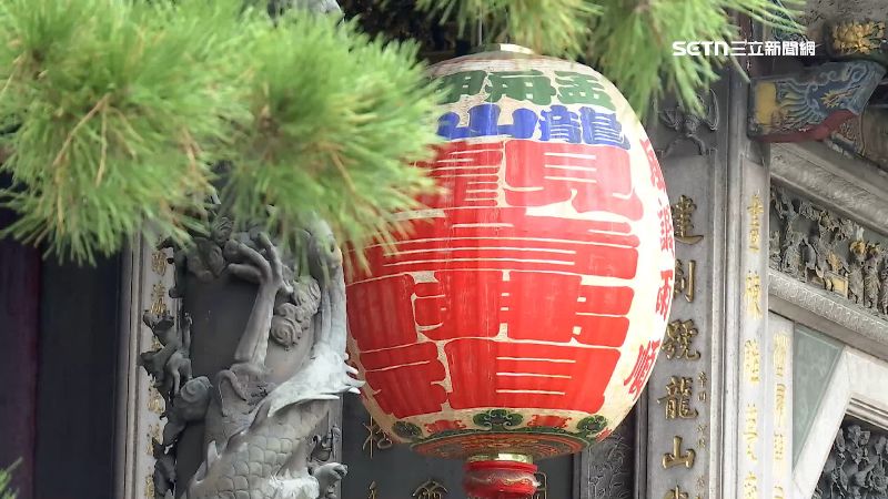 台灣新聞通訊社-1:1還原!龍山寺「燈籠磁鐵」上架被秒殺 廟方:會再上架